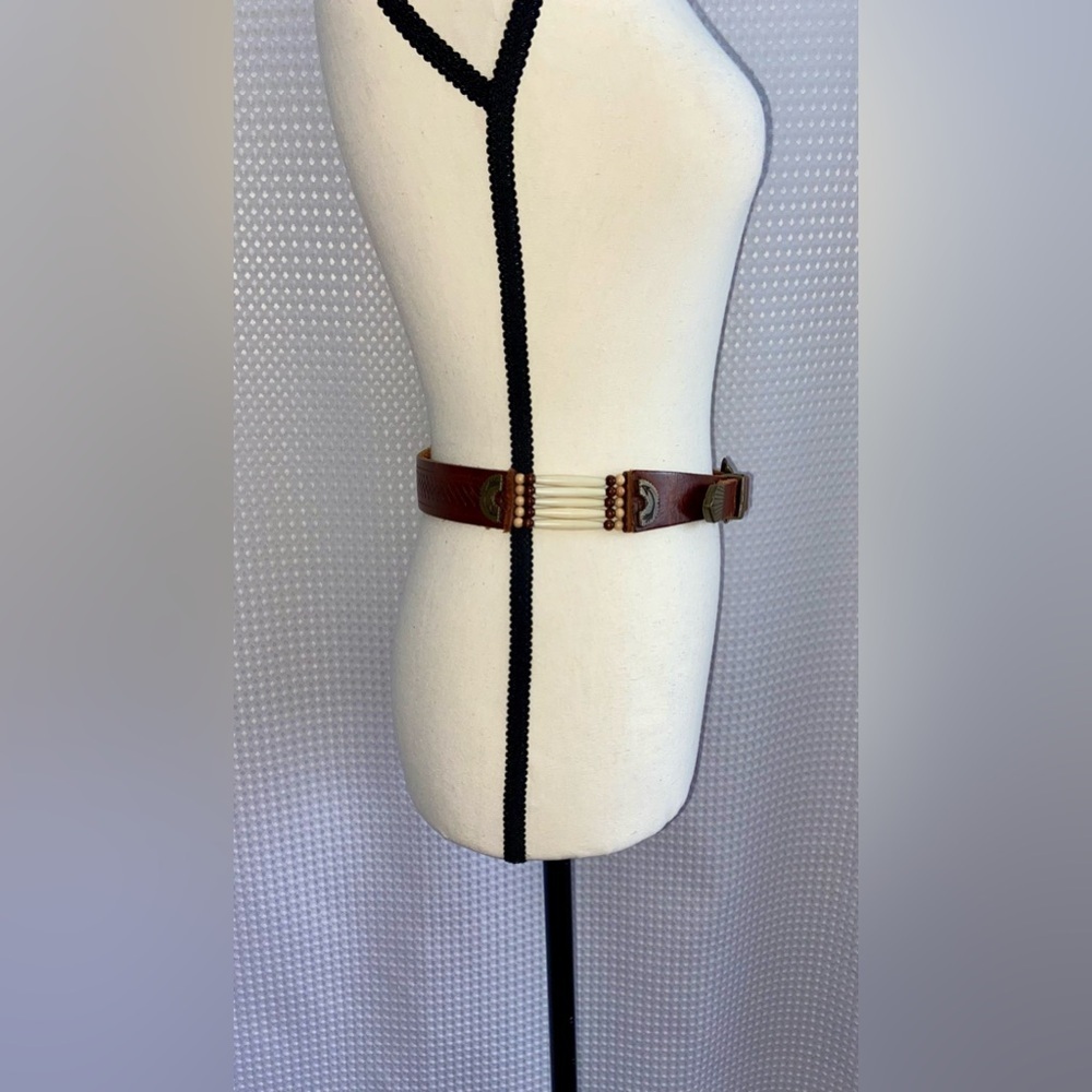 Womenās VINTAGEā BOHO brown leather belt with brass buckle size 28 - Picture 3 of 16